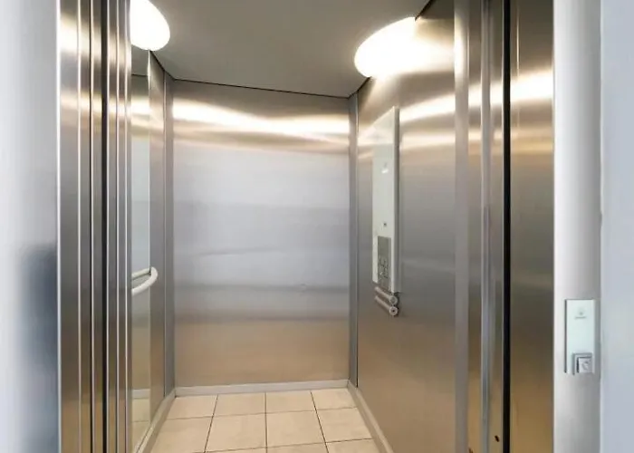 In Upscale District With Wellness Area Apartamento